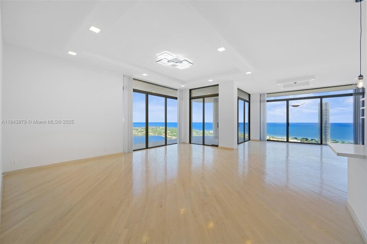 Foto principal - 19355 Turnberry Way