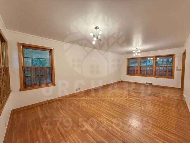 Building Photo - 3 bedroom, 2 Bath House Near University of...