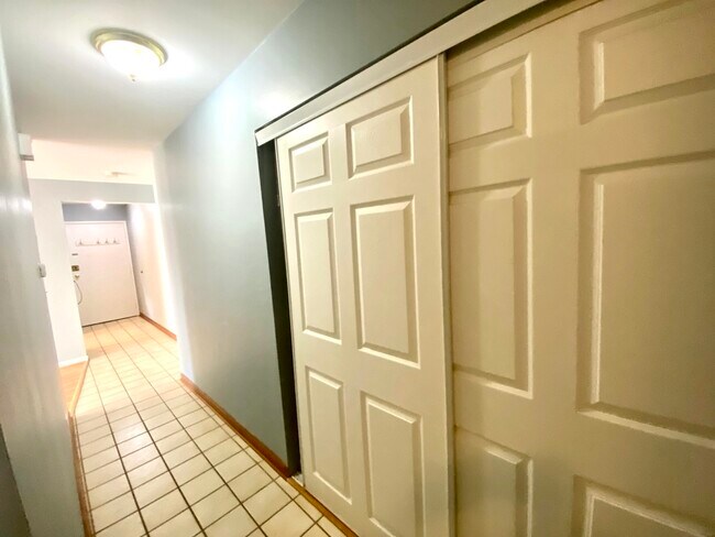 Building Photo - 2928 Roberts Dr