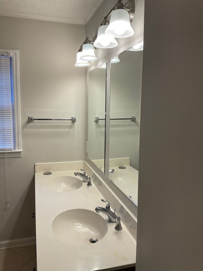 Foto del edificio - 4 Bedroom Brick Home in Gastonia - Hardwood Floors, Spacious Rooms!!!