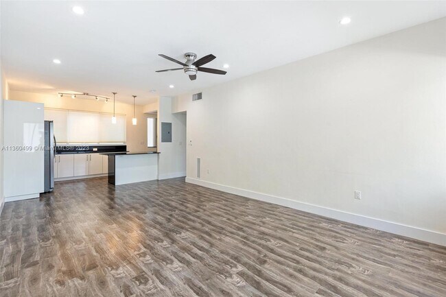 Building Photo - 4720 Pine Tree Dr