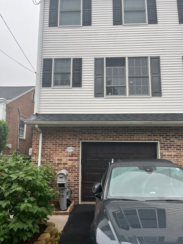 Primary Photo - 557B Parker Ave