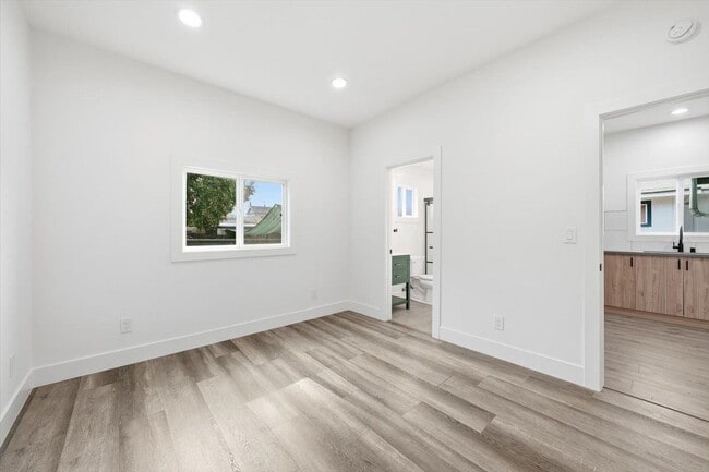 Building Photo - 156 S Pecan St