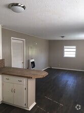 Building Photo - 302 Pine Ave