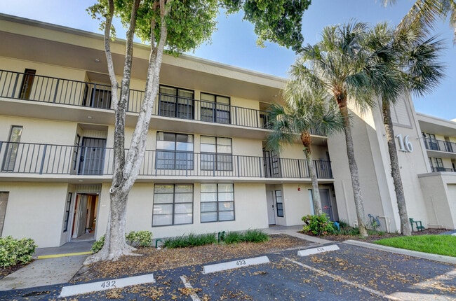 Building Photo - 16 Royal Palm Way