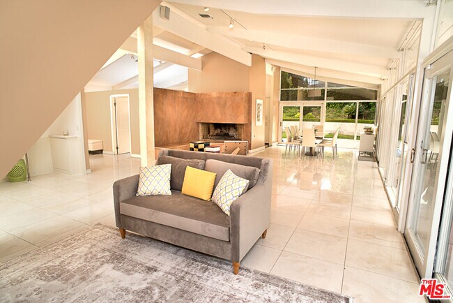 Foto del edificio - 3835 Sapphire Dr