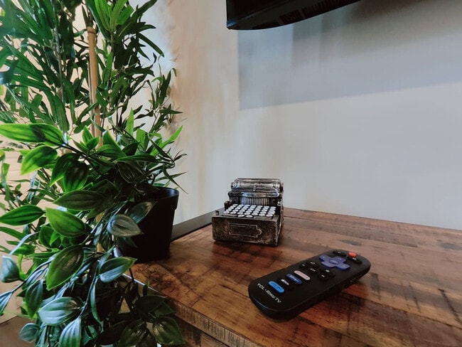 Building Photo - 212 W Roberts Ave