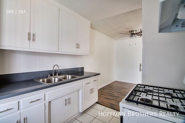 Foto del edificio - 8330 Willis Ave