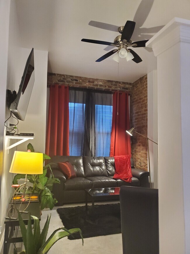 Acogedora y cómoda sala de estar con Smart TV de 50", cable y Wi-Fi gratuitos - 11 S 2nd St