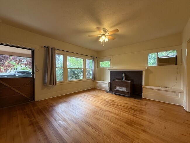 Foto del edificio - Charming, One bedroom duplex in Prime Ashland location | Available Now!