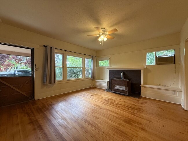 Building Photo - Charming, One bedroom duplex in Prime Ashland location | Available Now!