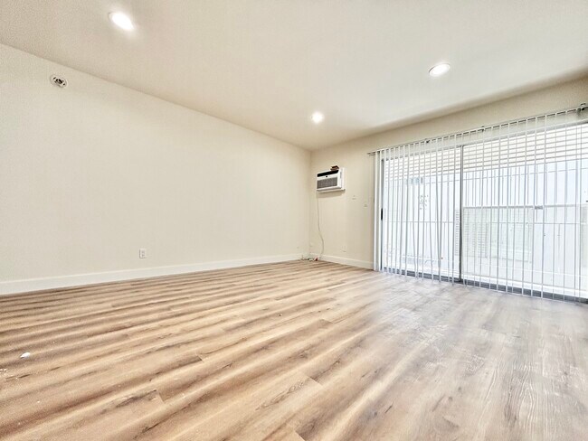 Foto del edificio - 1784 N Sycamore Ave