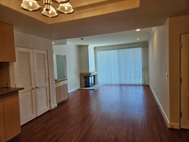 Building Photo - 390 S Sepulveda Blvd