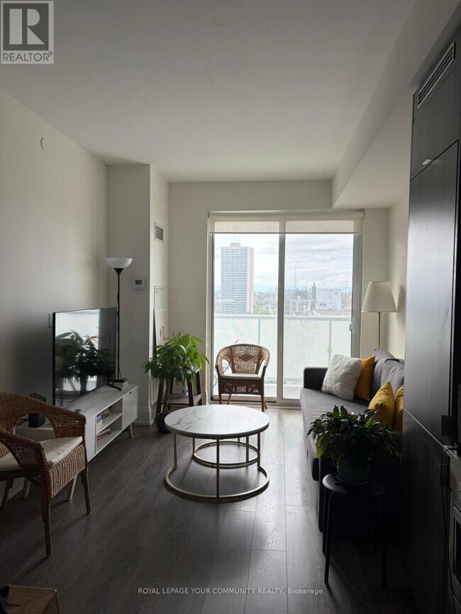 Photo du bâtiment - 101 Erskine Ave