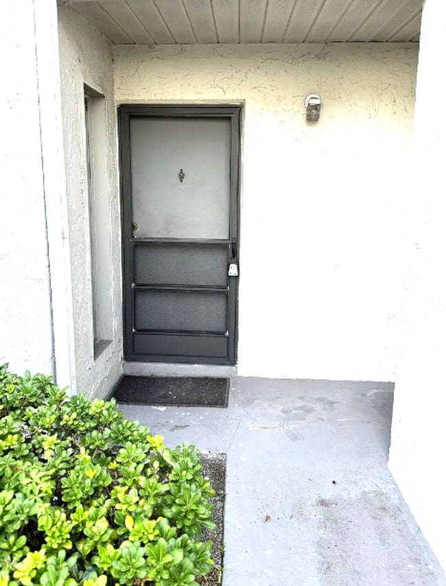 Building Photo - 1/1 condo in the heart of Clearwater - Mov...