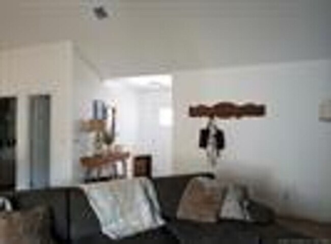 Building Photo - This 3 bed, 2 bath, 3 car, plus an office ...