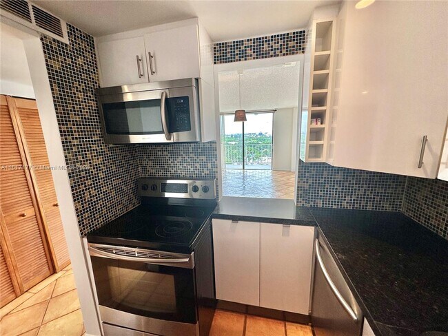 Foto del edificio - 2350 NE 135th St