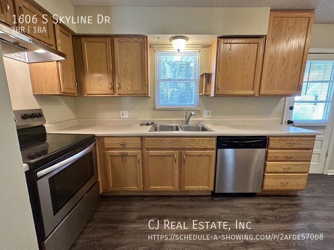 Building Photo - 1606 S Skyline Dr