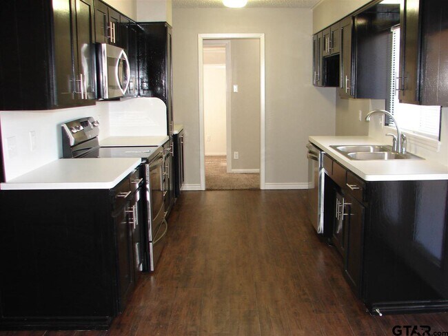 Foto del edificio - 423 Top Hill Dr