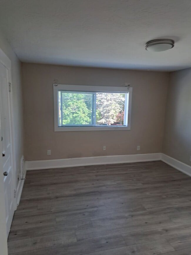 Building Photo - L993