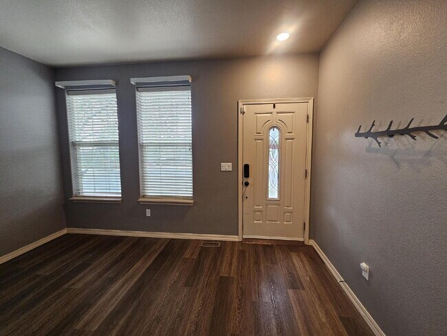 Building Photo - Beautiful 2-Story Home In Hidden River. Finished Basement. Turfed Backyard.