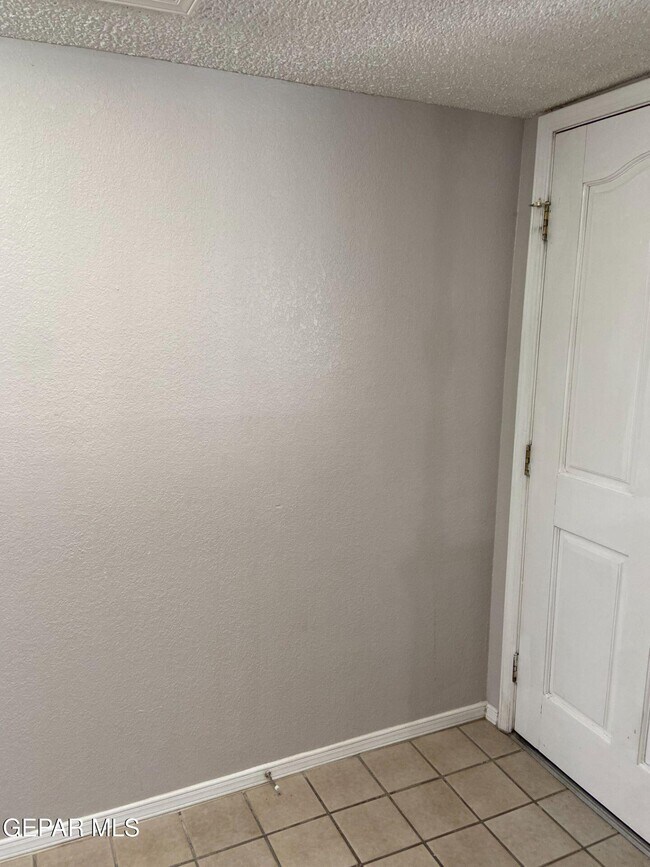 Building Photo - 6721 El Parque Dr