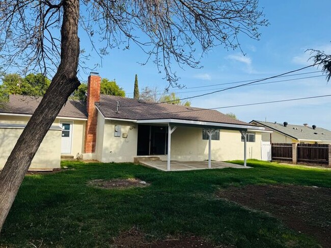 Building Photo - Charming Thousand Oaks Home with Modern Up...