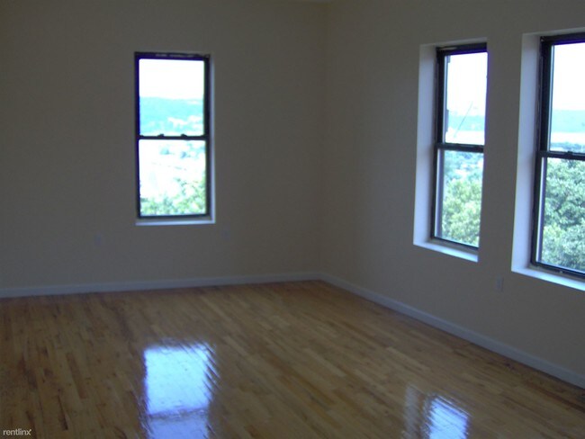 Building Photo - 583 Riverside Dr