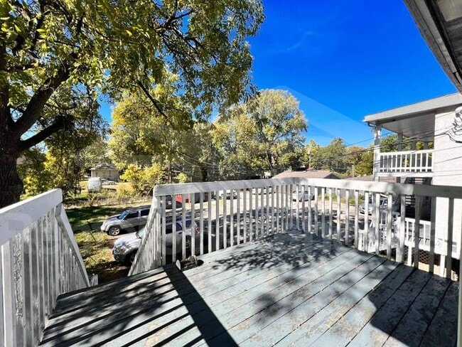 Building Photo - Spacious 2 Bedroom Duplex