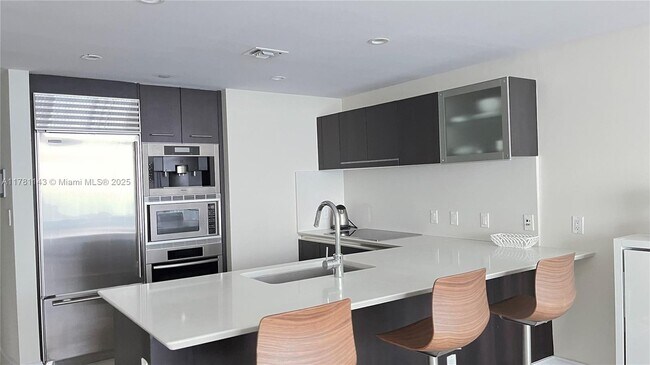 Building Photo - 17001 Collins Ave