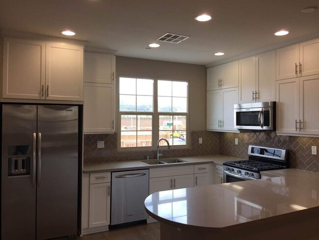 Building Photo - Amazing 4 Bedroom/3.5 Bathroom Townhome