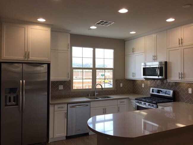 Foto del edificio - Amazing 4 Bedroom/3.5 Bathroom Townhome