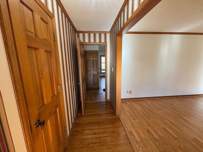 Foto del edificio - Available to Show