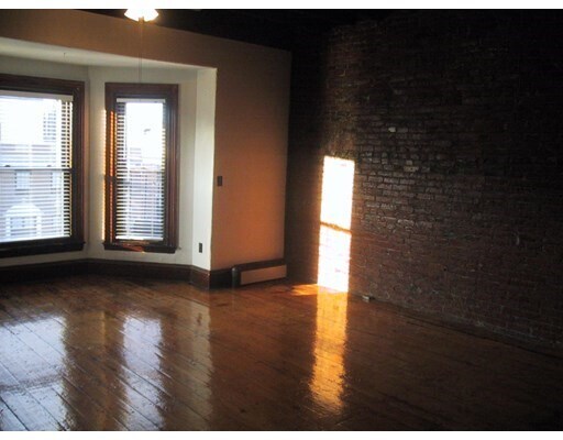 Primary Photo - 393 Beacon St