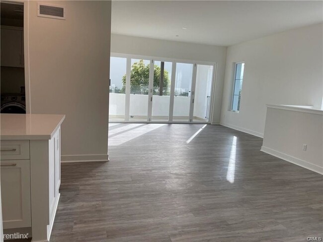 Building Photo - 2 br, 1.5 bath Townhome - 3211 Doheny Way