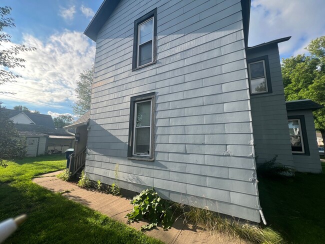 Building Photo - 622 S 3rd Ave