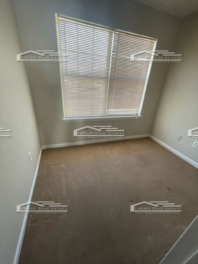 Building Photo - Lake Front 5 bed 3 bath Home! Available Now!