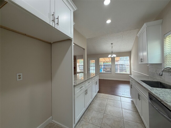 Building Photo - 3102 Frontier Dr