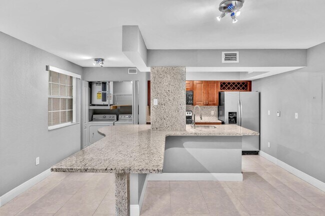 Foto del edificio - 2881 N Oakland Forest Dr