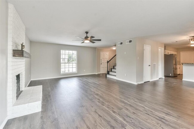Foto del edificio - 7003 Huntbrook Dr