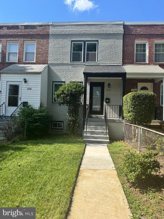 Building Photo - 502 E Nelson Ave