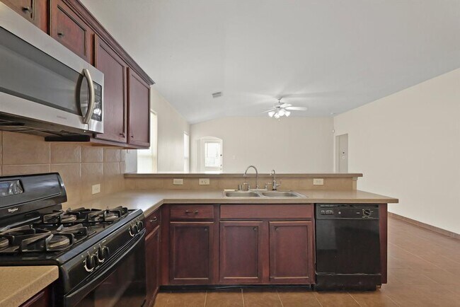 Building Photo - 1907 Wooded Acres Dr