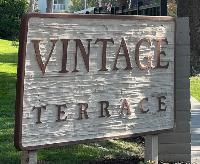Foto del edificio - Stunning Pleasanton Vintage Terrace Townhouse! 2 bedrooms and 1.5 bathrooms! Sharp upgrades throu...