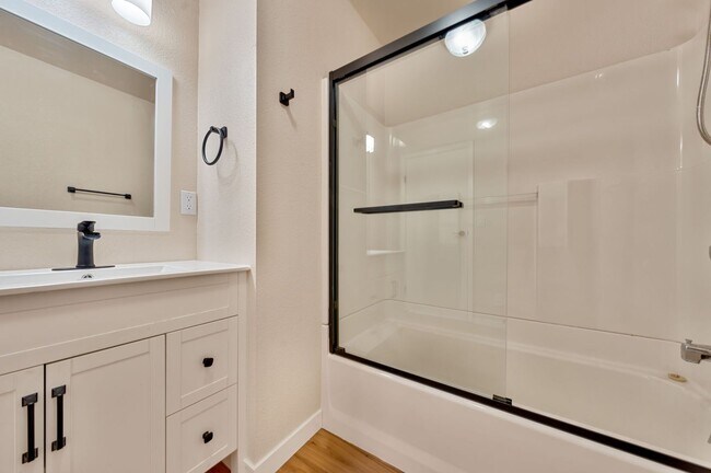 Foto del edificio - Utilities Included! Updated 2 Bedroom Home on 20 Acres in Shingle Springs!