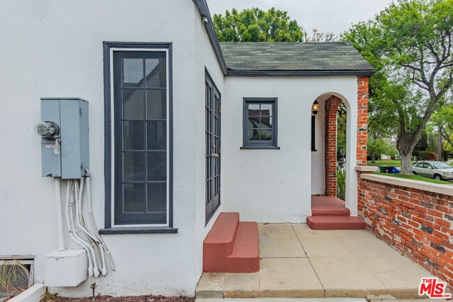 Building Photo - 949 Schumacher Dr