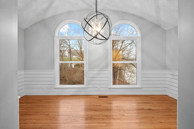 Building Photo - FREE RENT! Luxury Living on the River — Your Dream Home Awaits