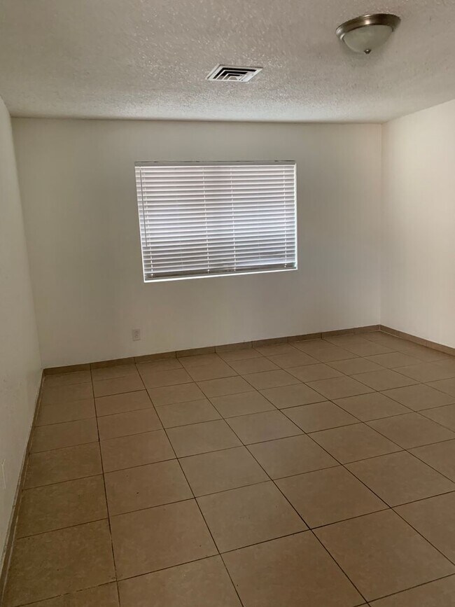 Foto del edificio - MUST SEE ONE BEDROOM TOWNHOME!