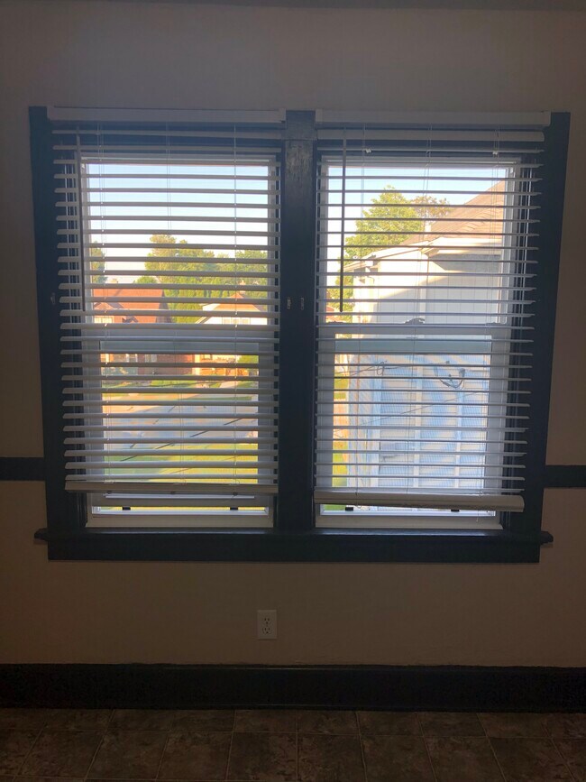 Ventanas de cocina - 812 Swift Ave