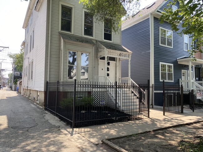 Building Photo - 1215 W Wellington Ave