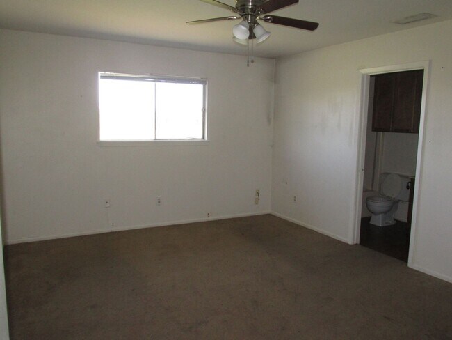 Foto del edificio - 5735 Crestmore Dr